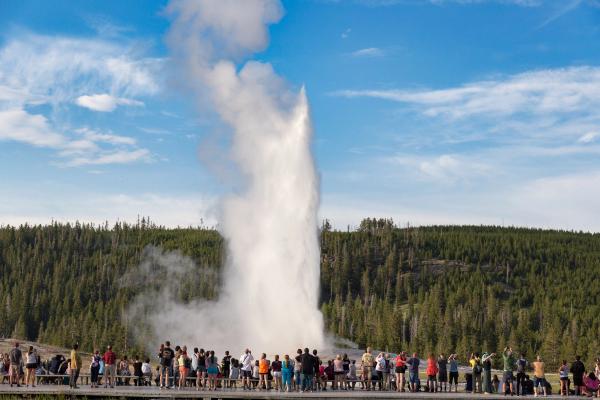 A big crowd admiring the Great Geysir