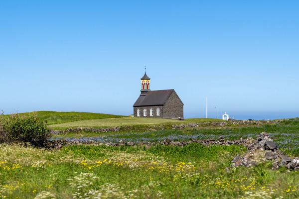 una iglesia de ladrillos grises en un día soleado