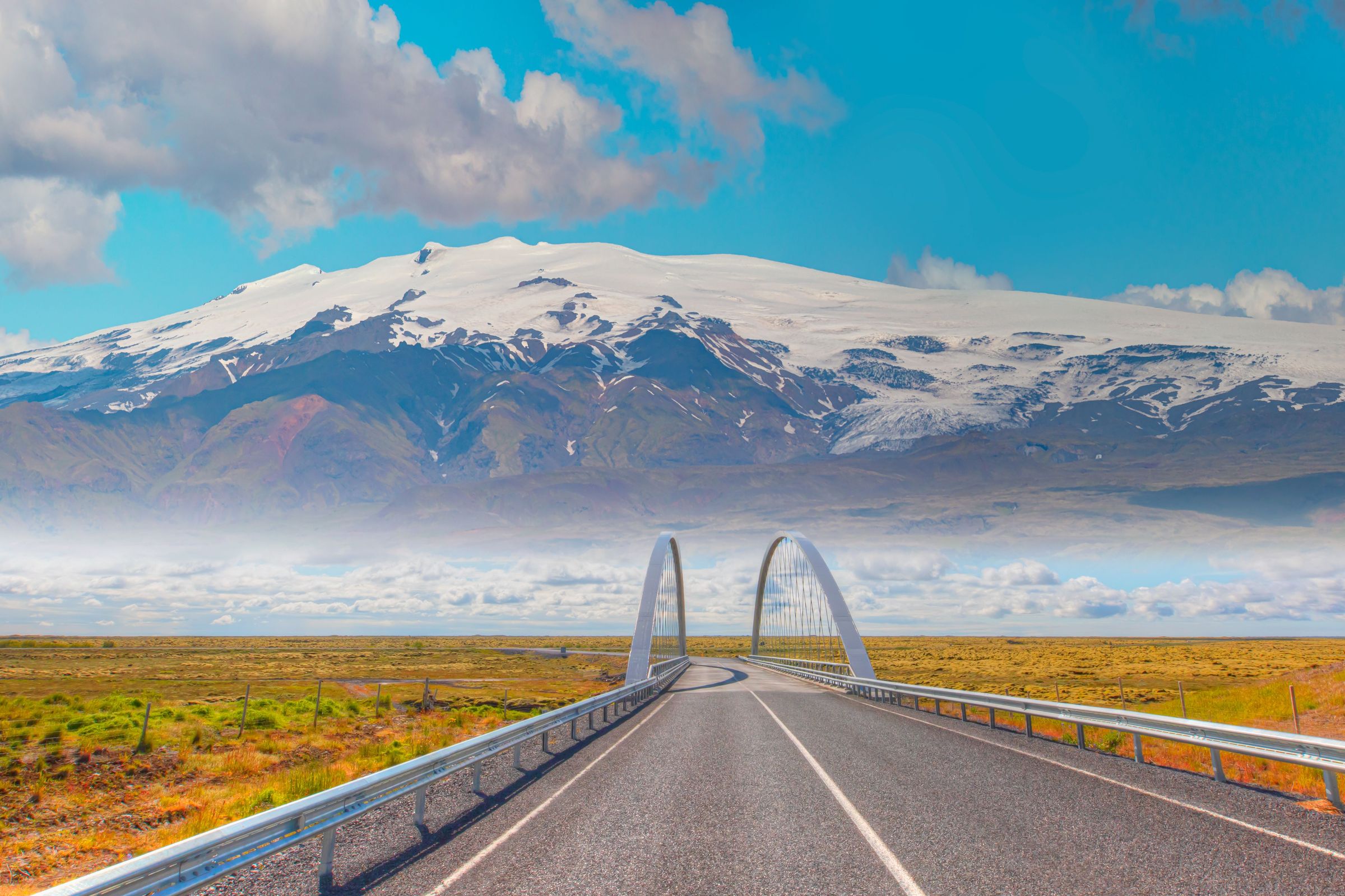 Carretera con un pequeño puente, y el volcán Katla de fondo