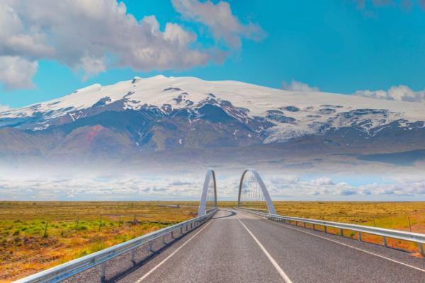 Carretera con un pequeño puente, y el volcán Katla de fondo