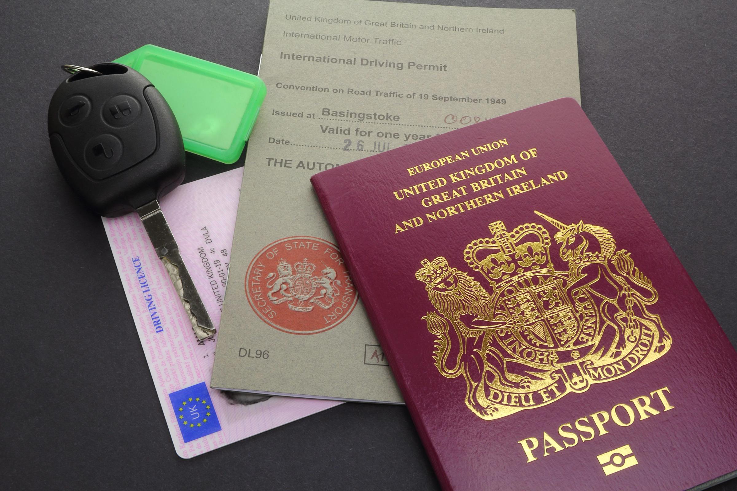 Pasaporte, permiso europeo de conducción, y permiso internacional de conducción