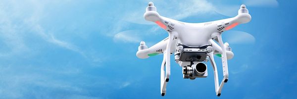 Un dron blanco volando