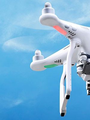 Un dron blanco volando