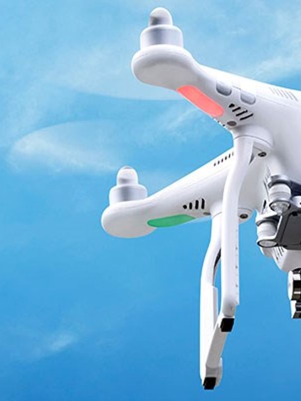 Un dron blanco volando