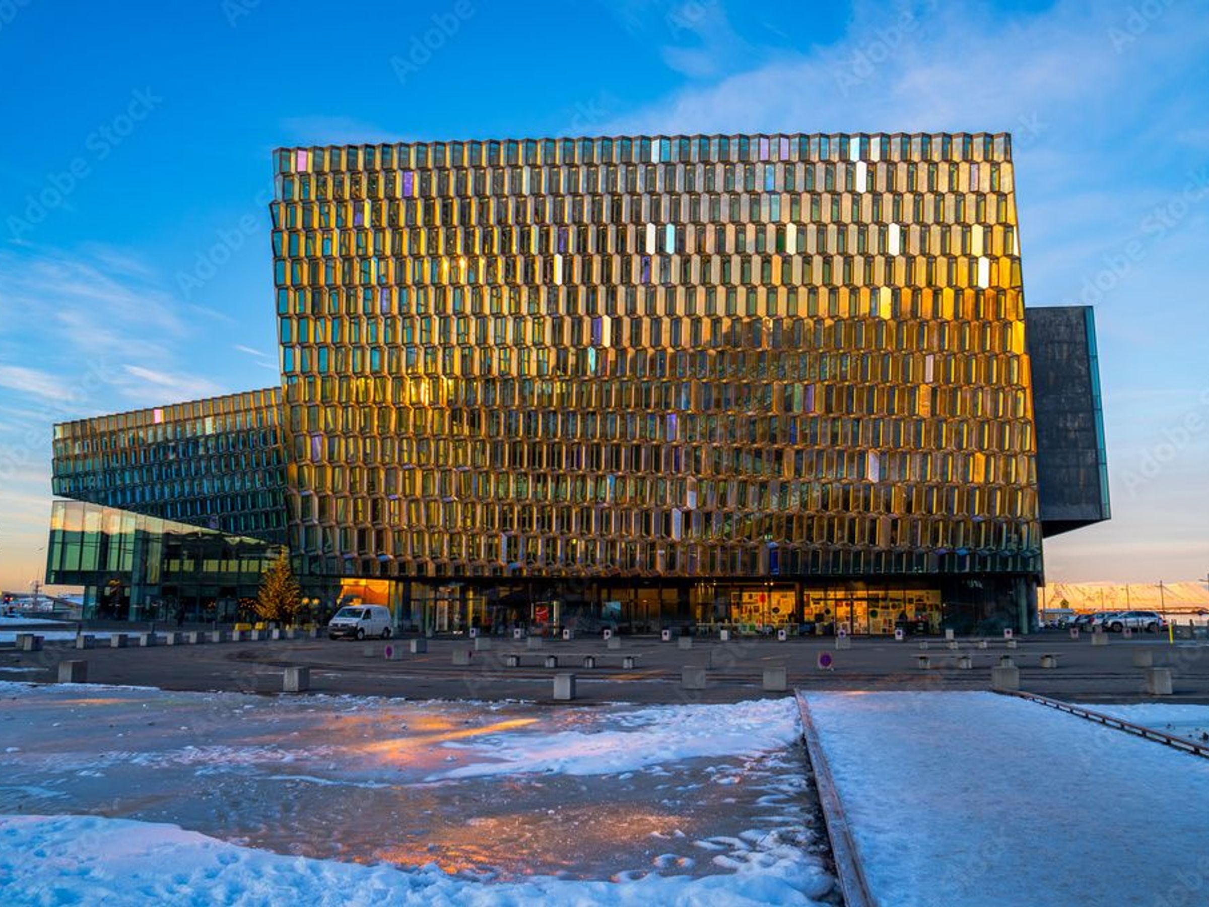 un gran edificio con muchas ventanas está rodeado de nieve.