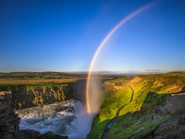 Cascade massive avec un arc-en-ciel impressionnant en émanant