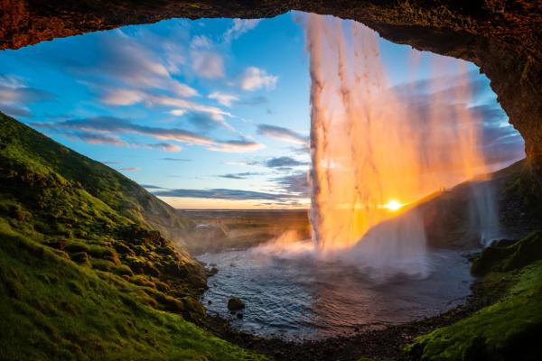 La cascada de Seljalandsfoss al atardecer