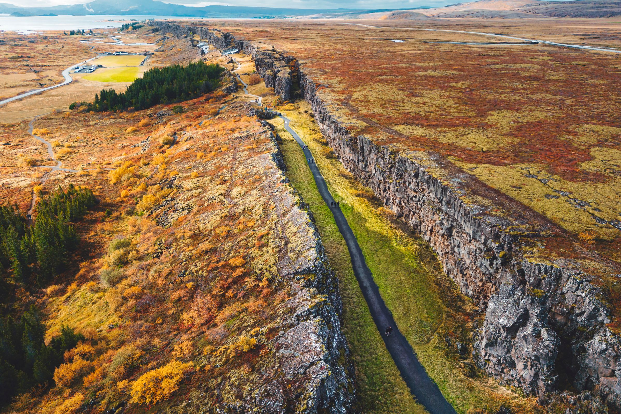 Camino entre dos placas tectónicas dentro del Parque Nacional de Thingvellir