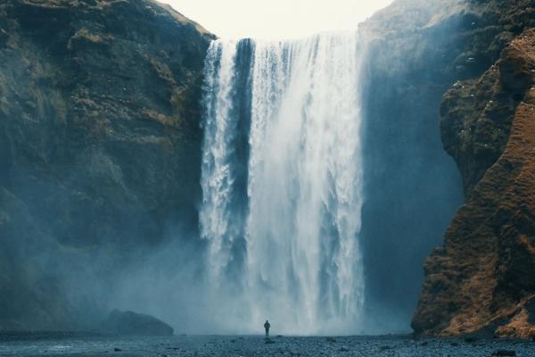Persona delante de Skógafoss