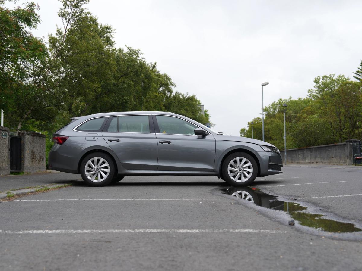 Hliðarsvipur Octavia-stationbíls Skoda Octavia-stationbíll séður frá hlið, lagt á bílastæði með tré í bakgrunni