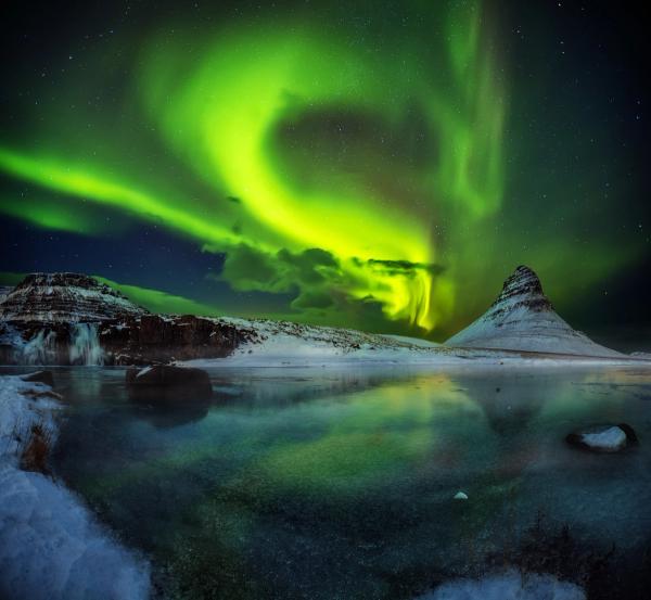 Auora boreal con Kirkjufell de fondo
