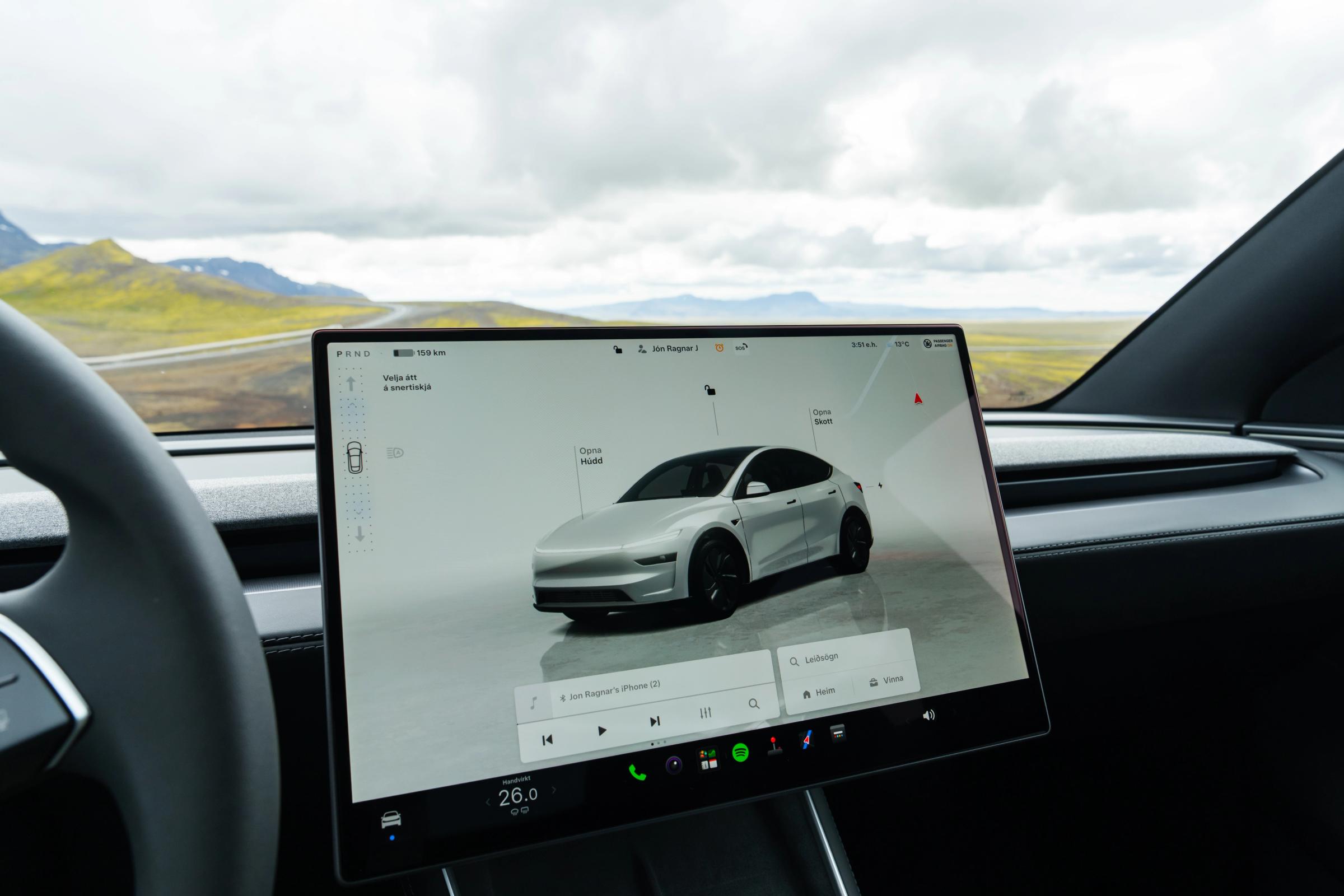 Pantalla táctil central de un Tesla Model Y con los controles del vehículo, coche de alquiler para recorrer las carreteras de Islandia