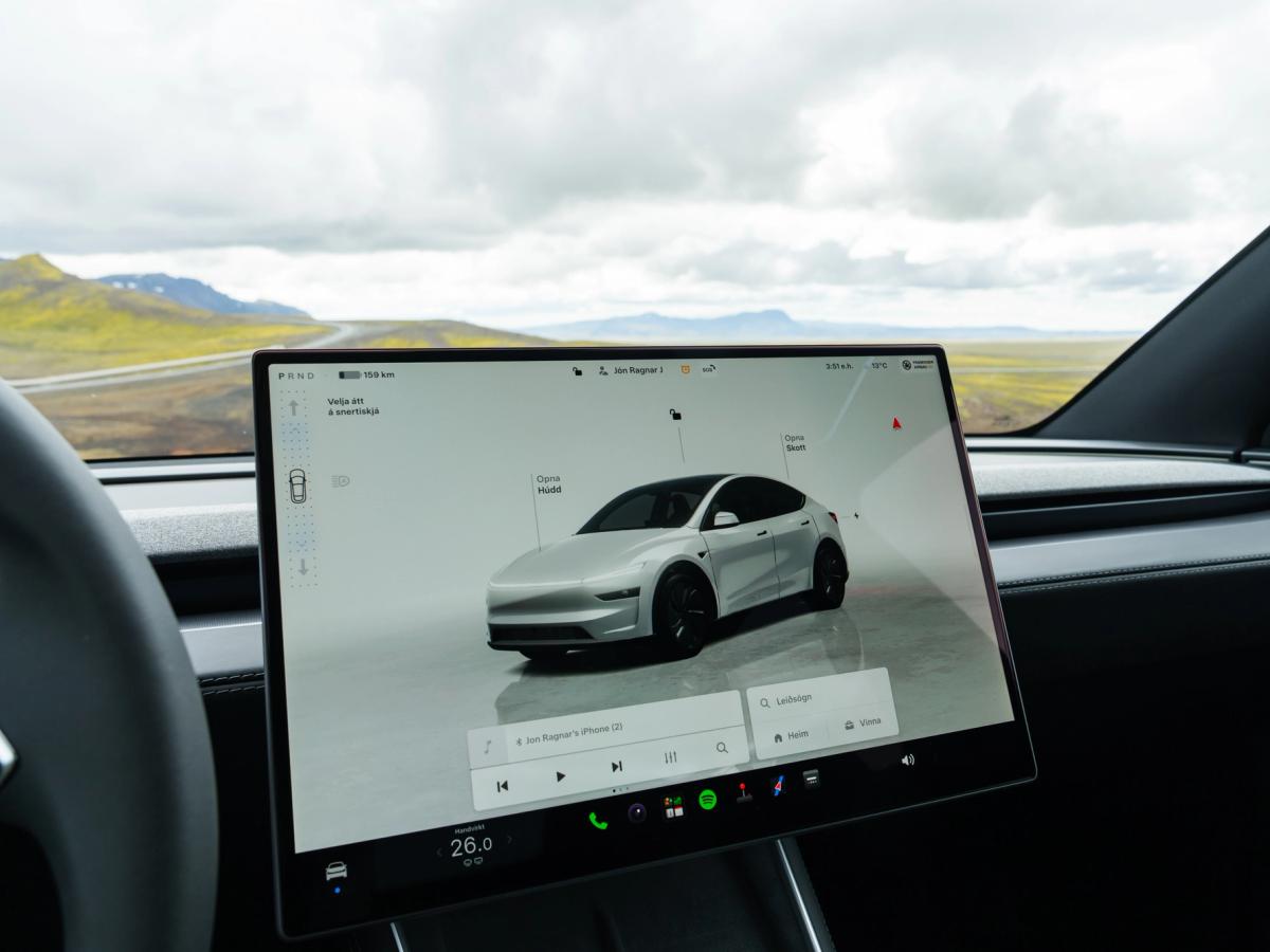 Primer plano de los controles de la pantalla táctil Pantalla táctil central de un Tesla Model Y con los controles del vehículo, coche de alquiler para recorrer las carreteras de Islandia