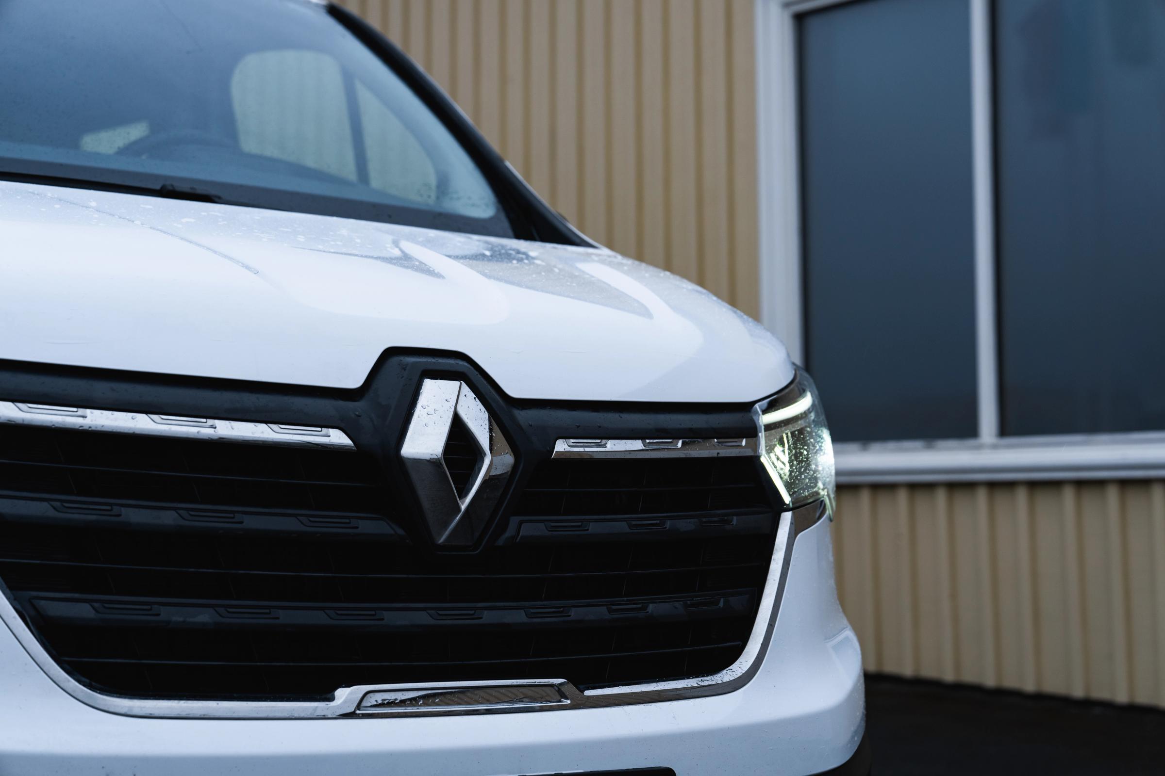 Detalle de la rejilla de tráfico Primer plano de la parrilla delantera, el emblema y el faro de una furgoneta Renault Trafic