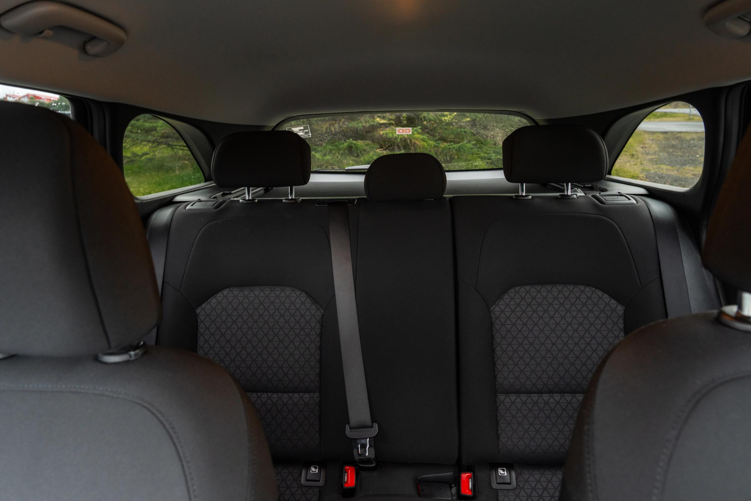 Asientos traseros del Kia Ceed familiar vistos desde la primera fila, con los reposacabezas visibles