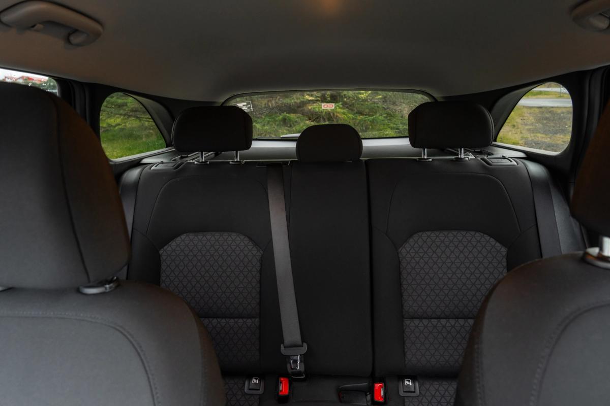 Asientos traseros del Ceed Wagon Asientos traseros del Kia Ceed familiar vistos desde la primera fila, con los reposacabezas visibles