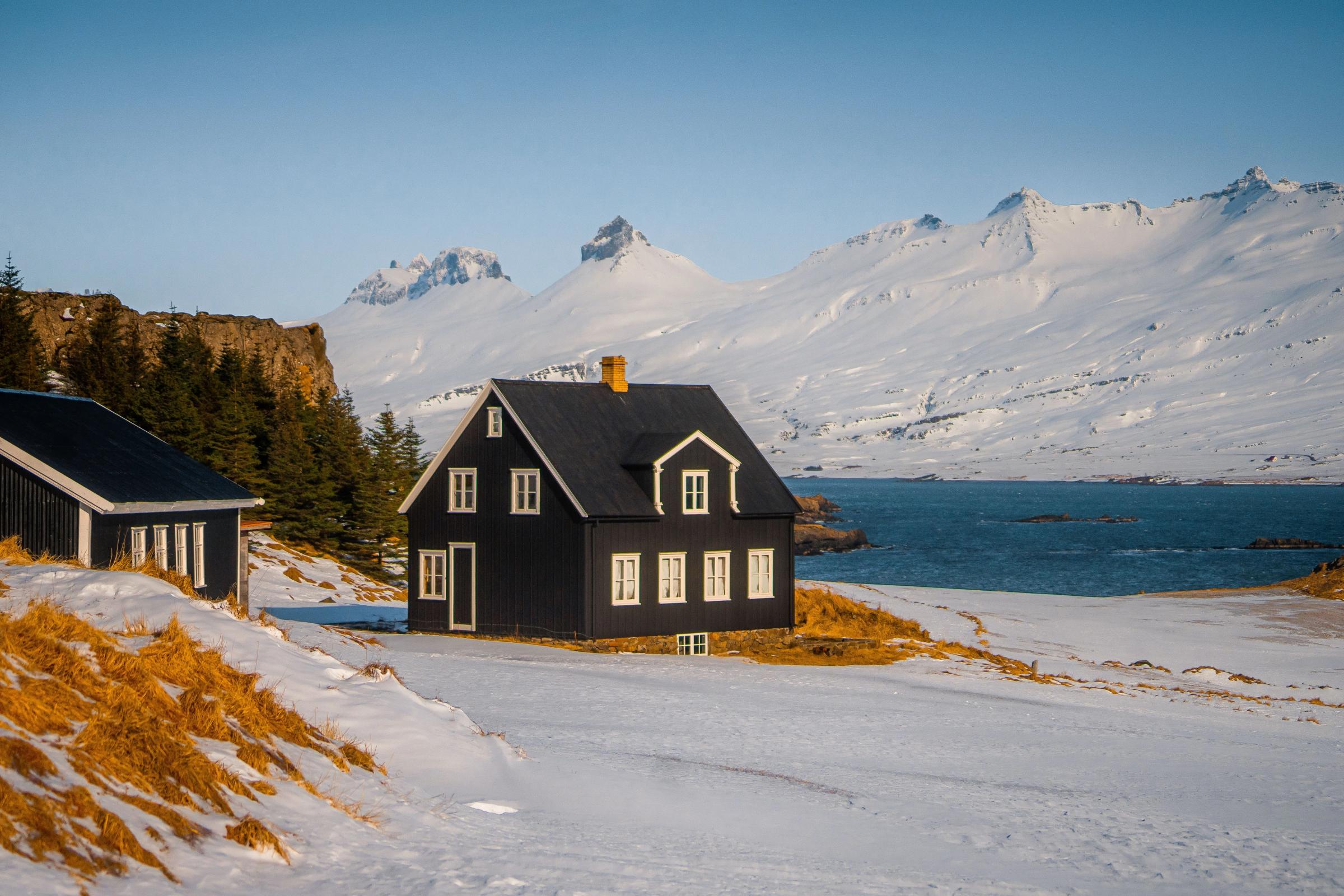 Small house in Djúpivogur in winter