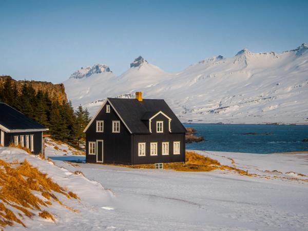 Small house in Djúpivogur in winter