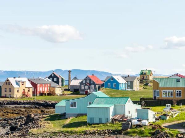 La preciosa ciudad de Flatey Island, Islandia