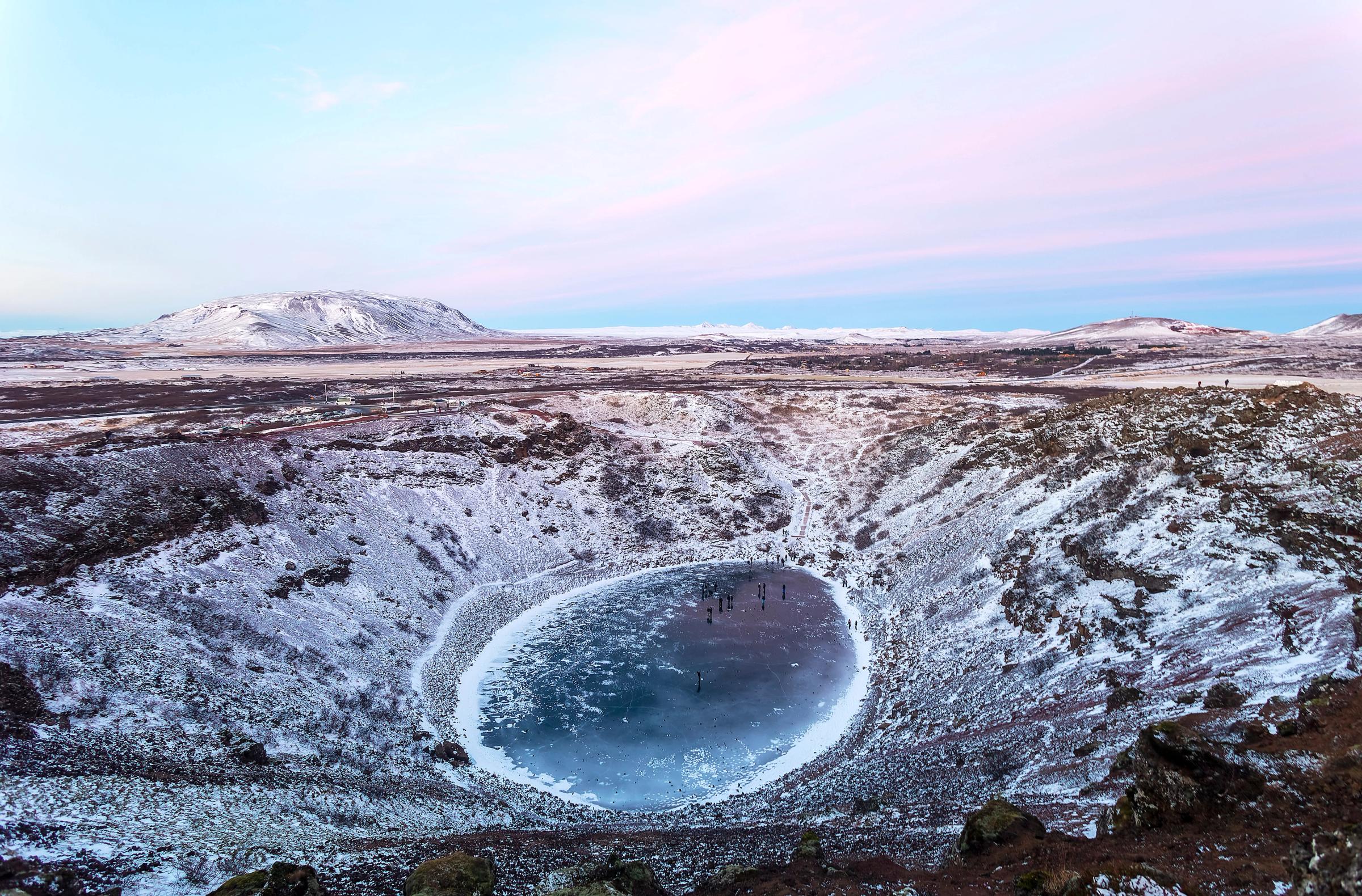 una vista aérea de un lago congelado en medio de un paisaje nevado.