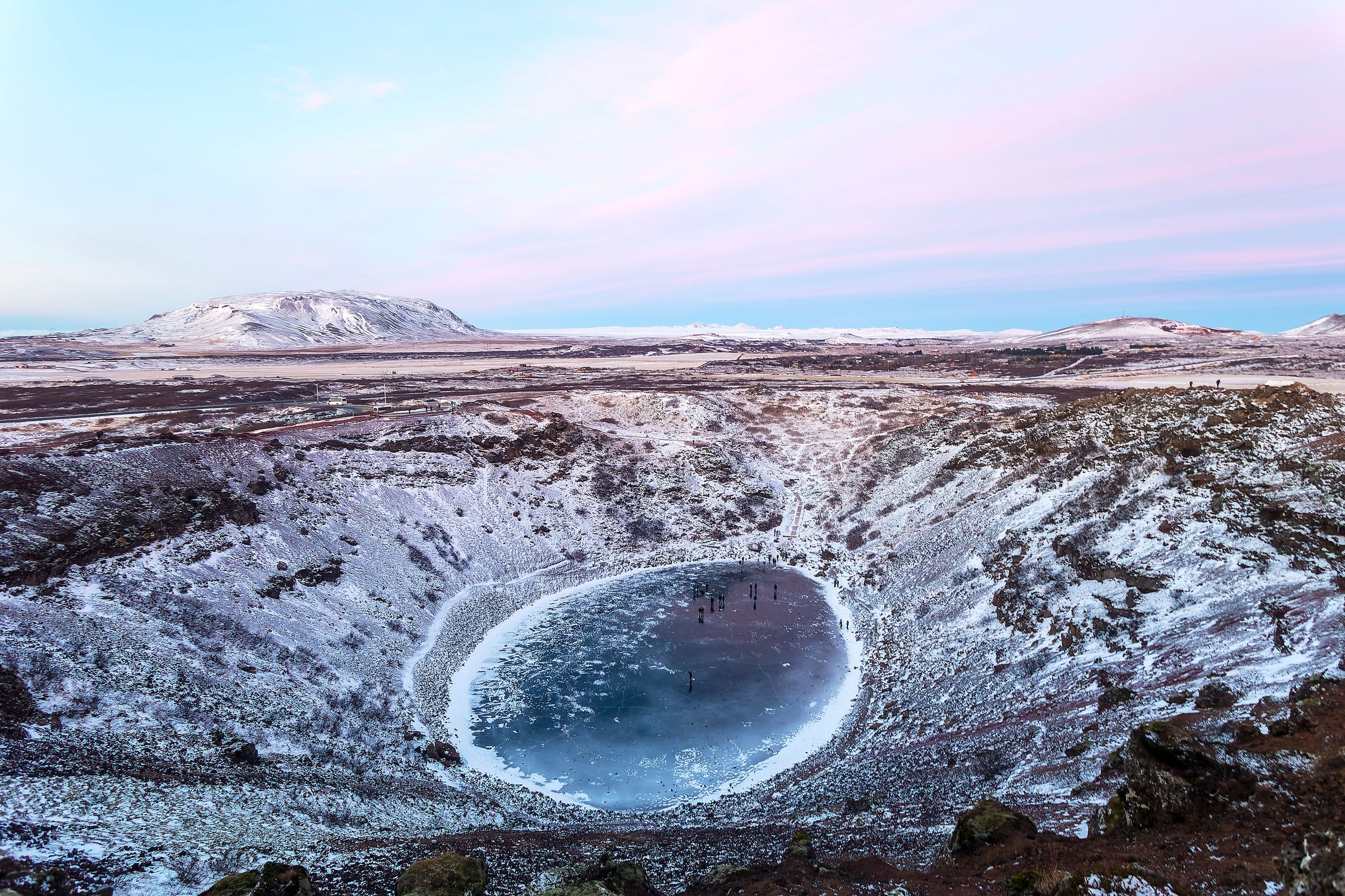 una vista aérea de un lago congelado en medio de un paisaje nevado.