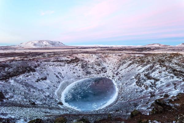 una vista aérea de un lago congelado en medio de un paisaje nevado.