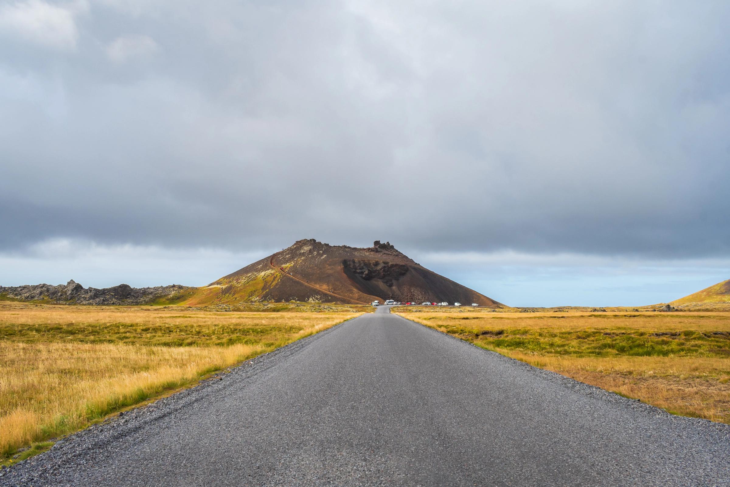 carretera que lleva hasta un cráter
