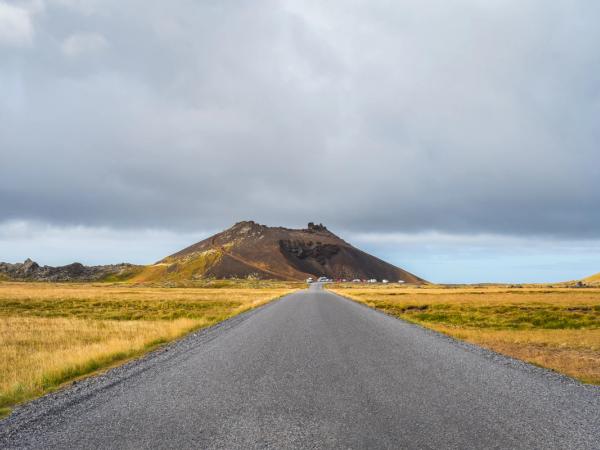 carretera que lleva hasta un cráter