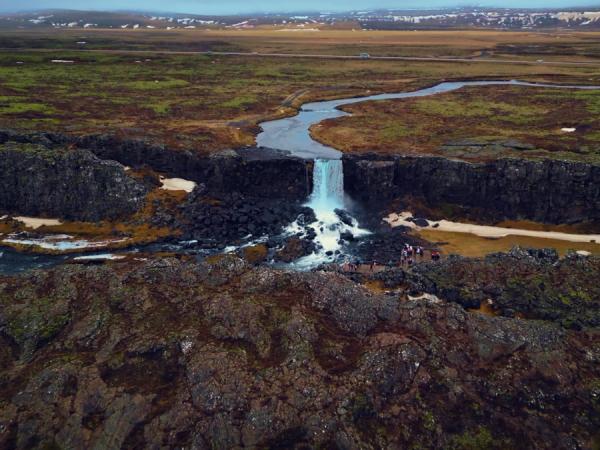 un río convirtiéndose en cascada en una gran llanura