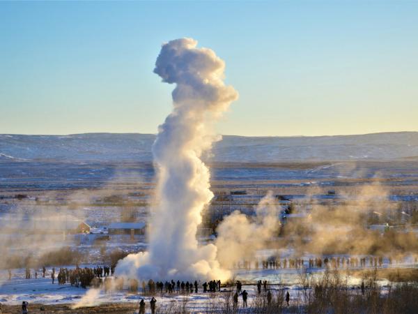 Multitud viendo el Gran Geiser en Islandia