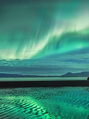 Hvitserkur bajo la aurora boreal