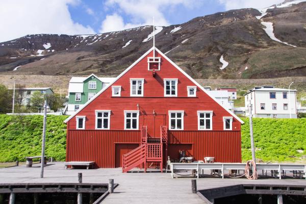 una casa de madera de color rojo con ventanas blancas