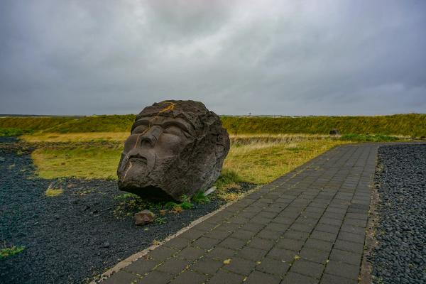 una escultura de una cabeza gigante de un vikingo