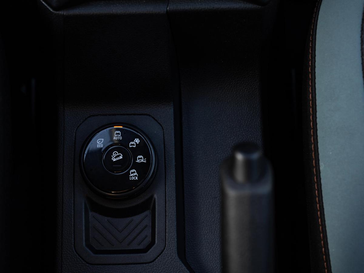 Seletor de modos de condução do Duster Seletor rotativo do modo de tração 4x4 do Dacia Duster, junto à alavanca do travão de mão na consola central