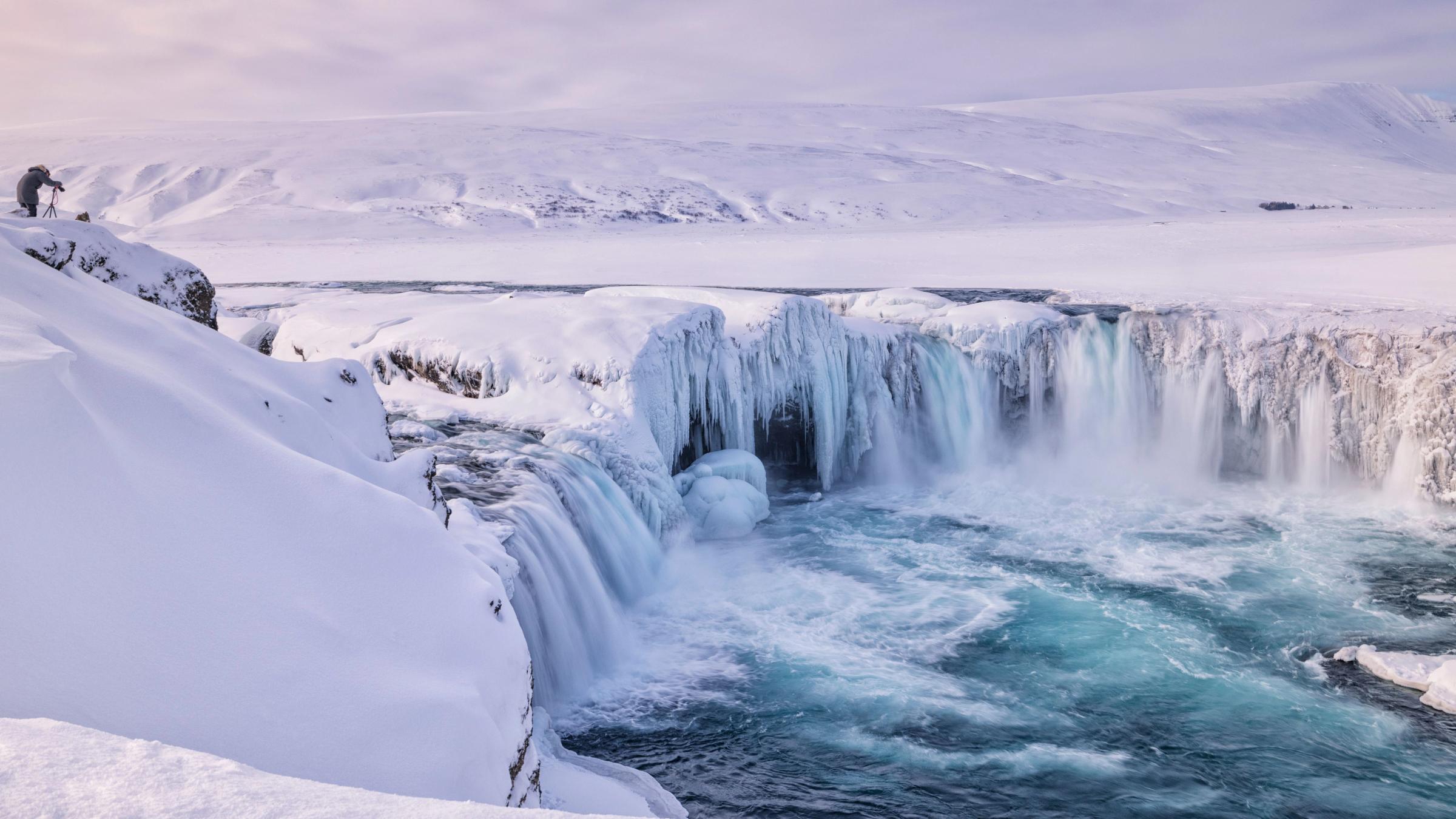 Godafoss completamente cubierta de nieve