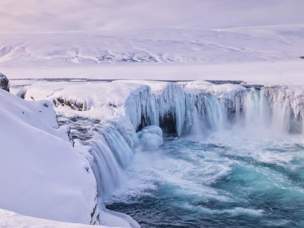 Godafoss completamente cubierta de nieve