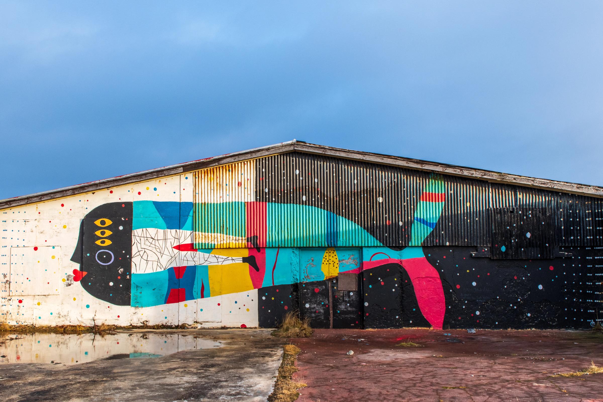 un mural colorido de una ballena en el lateral de un edificio.