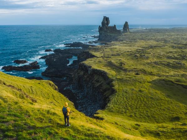 Hombre en frente de Lóndrangar