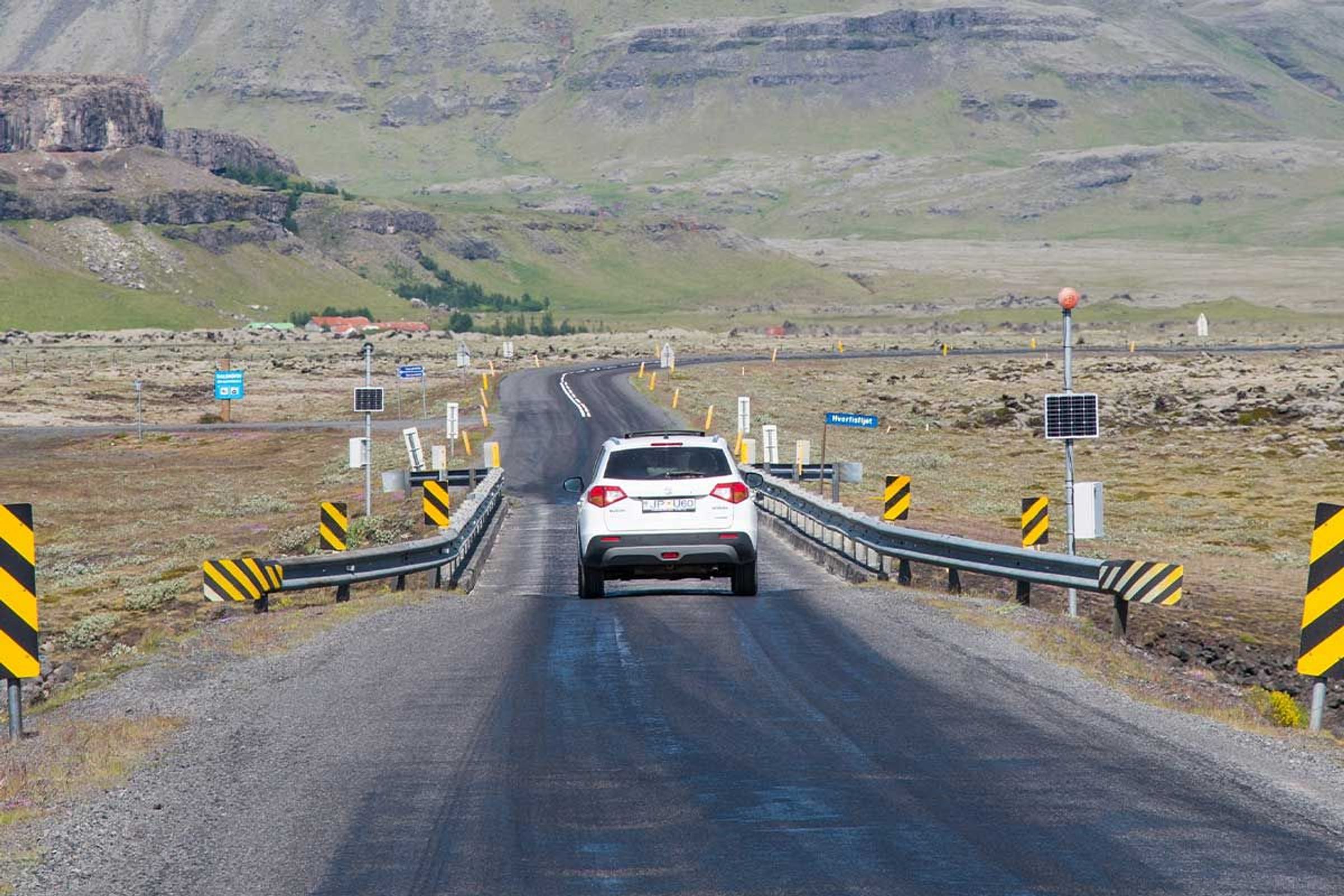 Voiture passant sur un pont à une voie