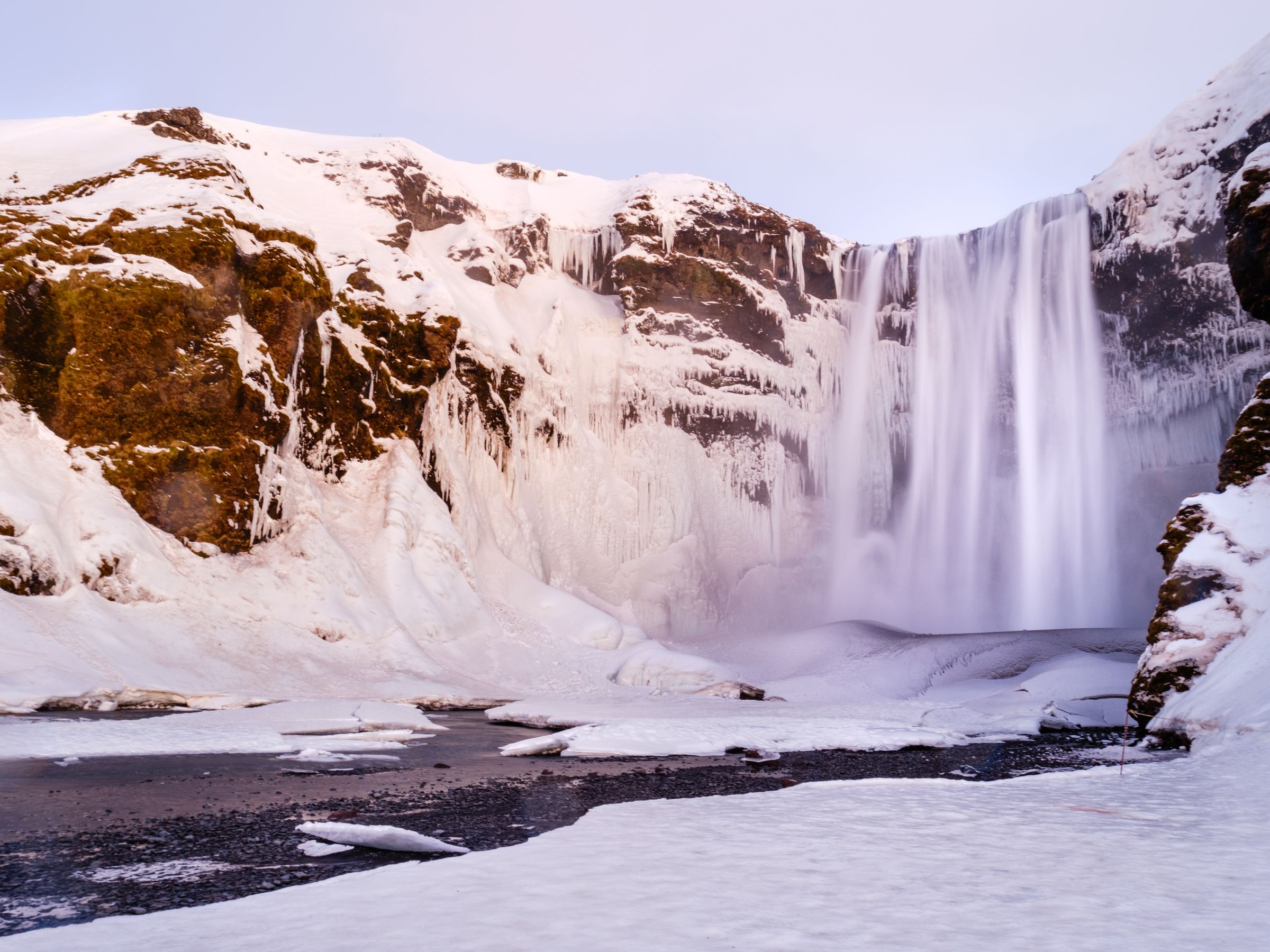 cascada en invierno rodeada de hielo y nieve