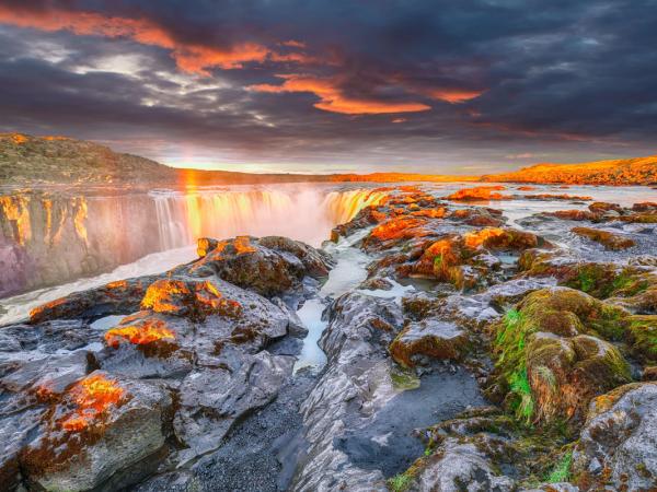 Selfoss durante un atardecer precioso