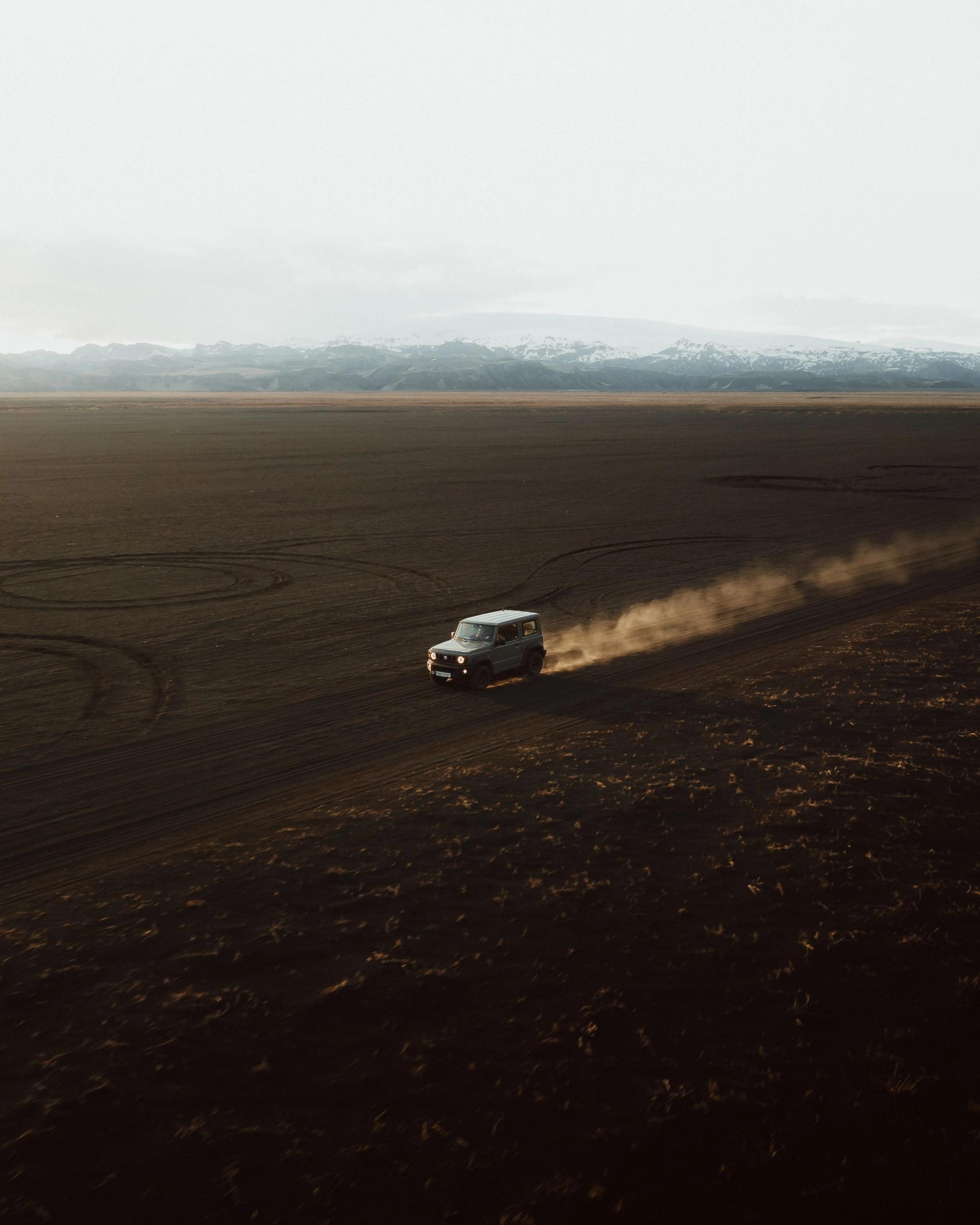 Coche por una carretera de grava en Islandia