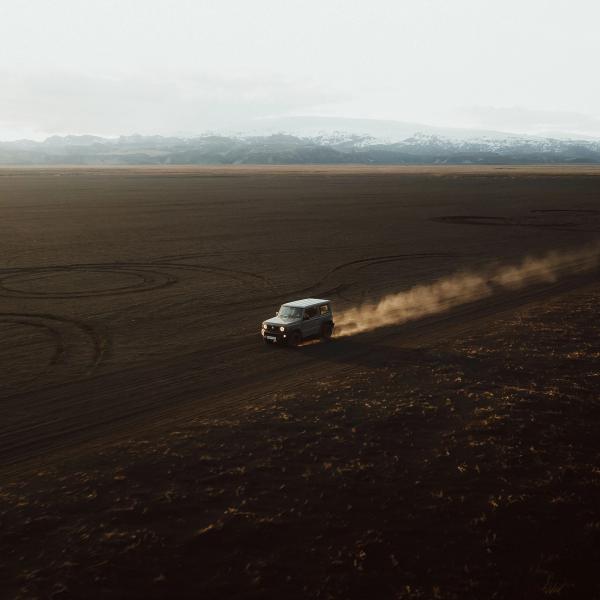 4x4 conduciendo por una carretera F de Islandia