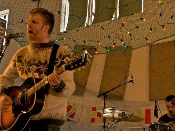 Cantante tocando la guitarra