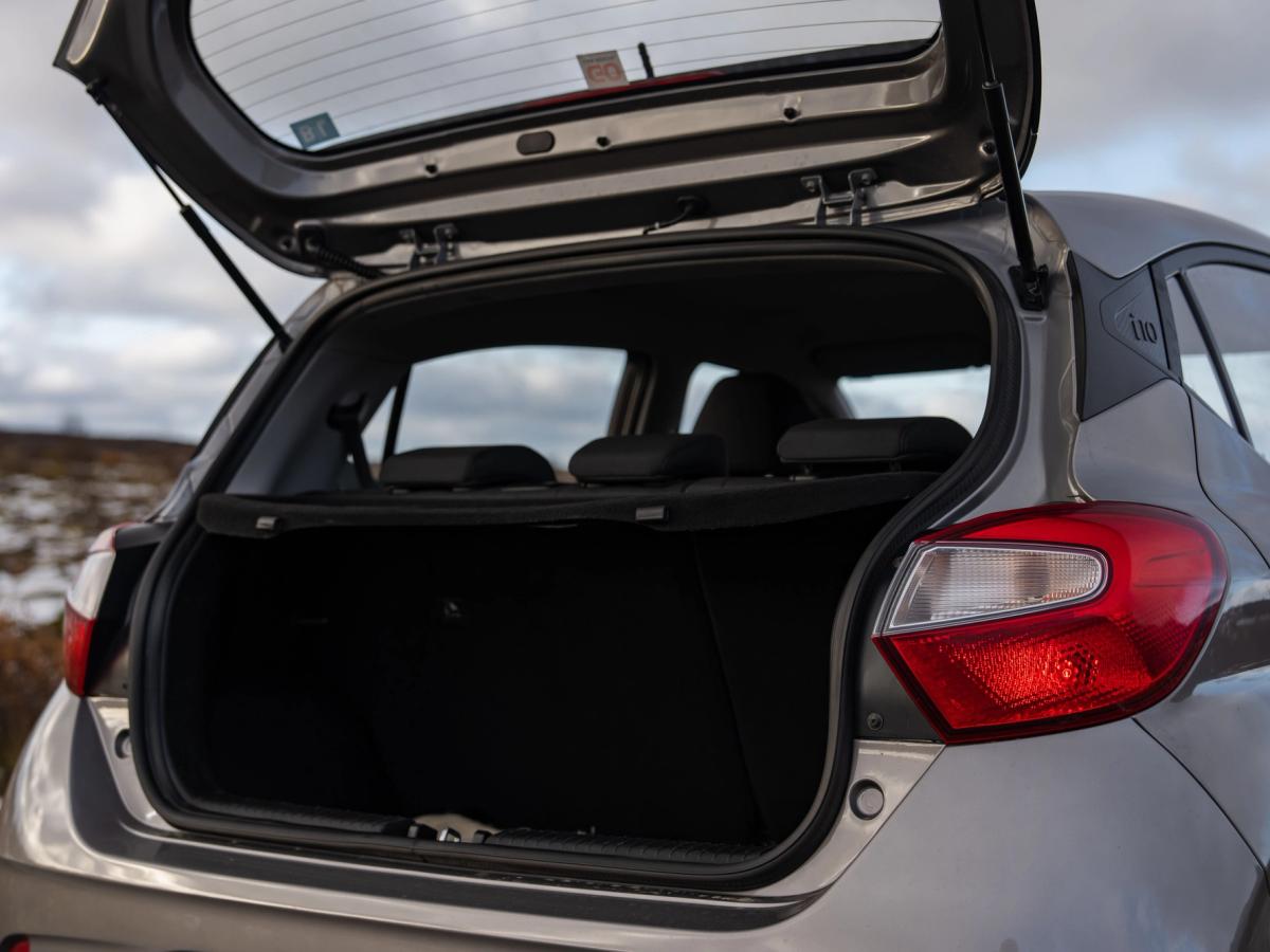 i10 – Ansicht mit geöffnetem Kofferraum Blick in den geöffneten Kofferraum eines Hyundai i10 mit umgeklappten Rücksitzen