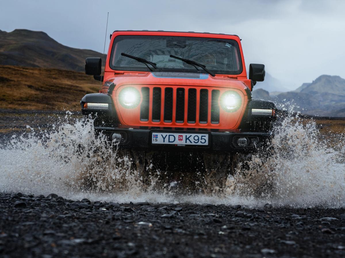 牧马人 Rubicon 涉水 Jeep牧马人Rubicon四驱版开着大灯驶过积水路段,F级公路