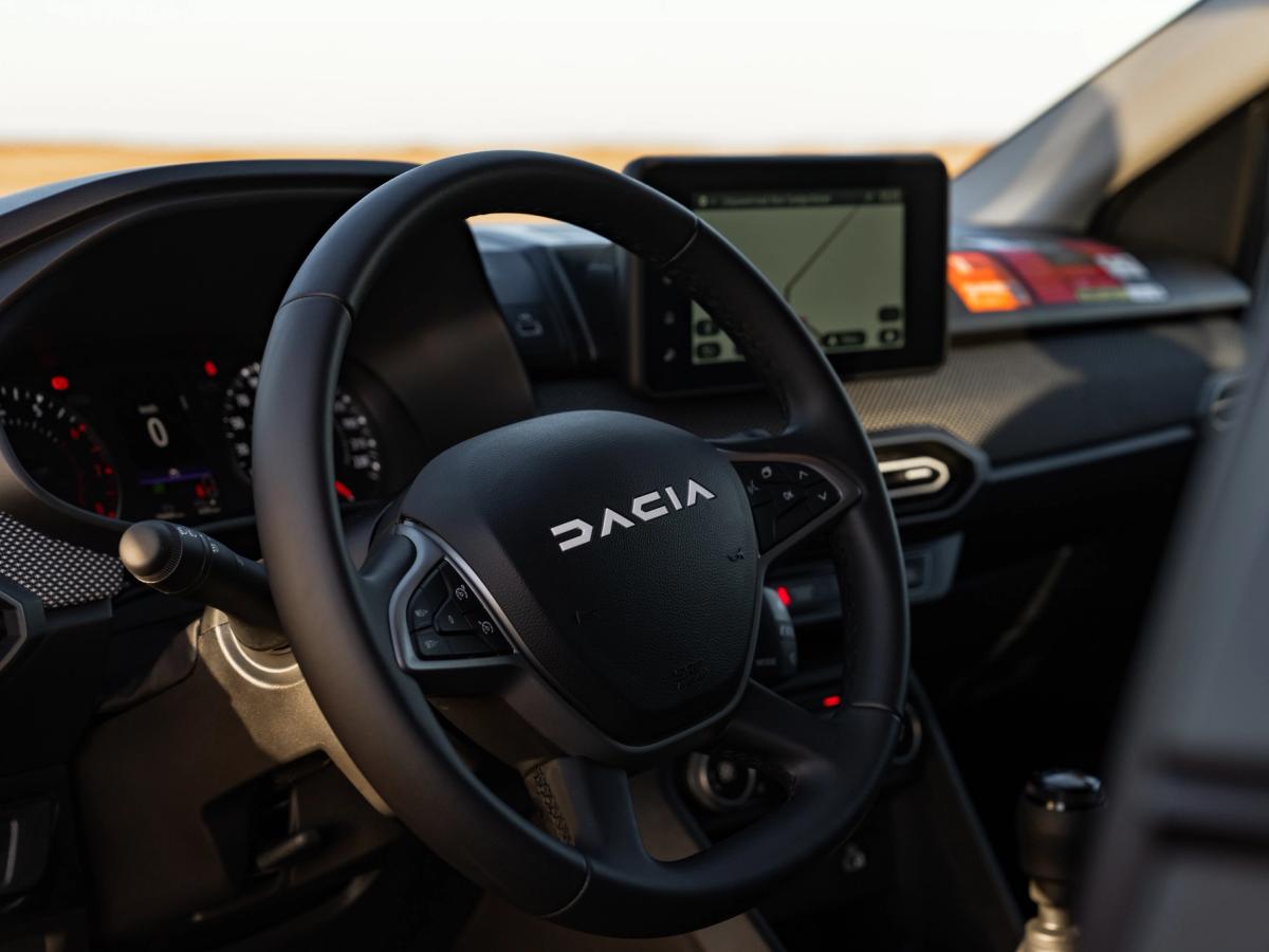 Jogger-Lenkrad Nahaufnahme des Lenkrads eines Dacia Jogger mit sichtbarem Armaturenbrett und Infotainment-Display
