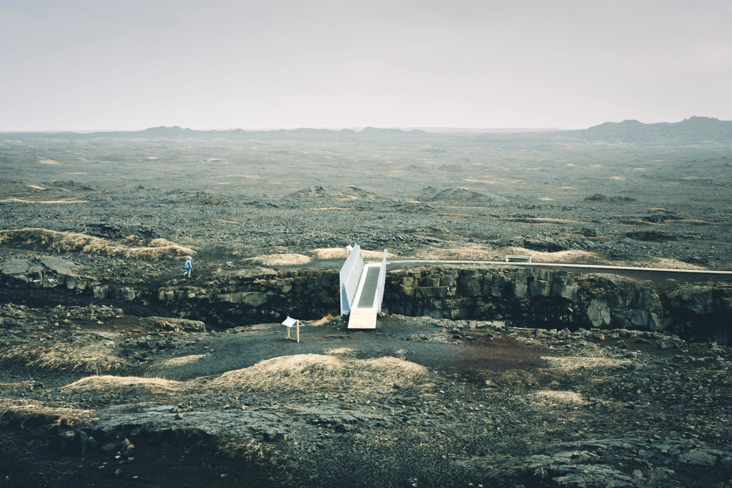 una vista aérea de un paisaje desértico con un edificio en la distancia .