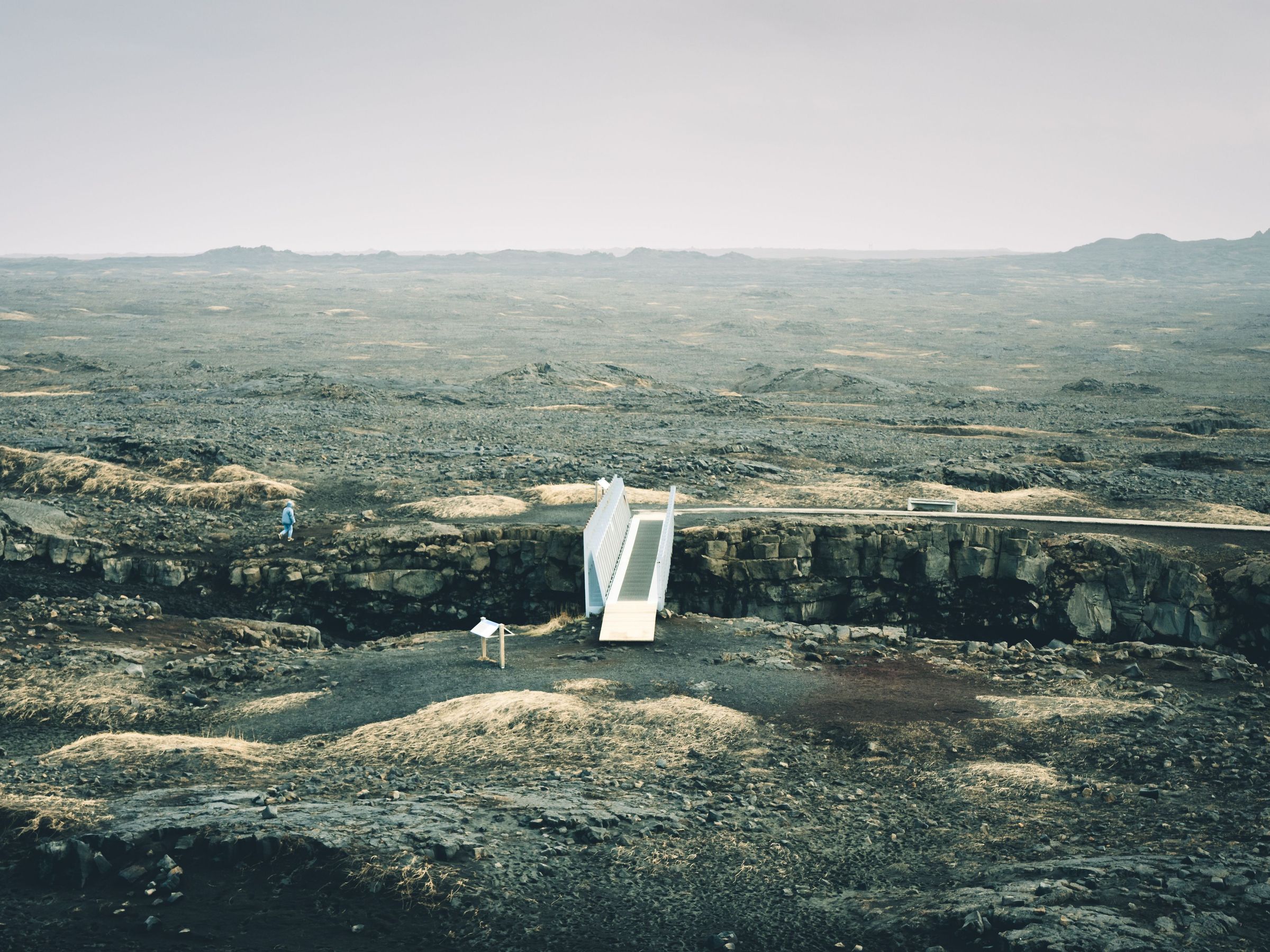una vista aérea de un paisaje desértico con un edificio en la distancia .