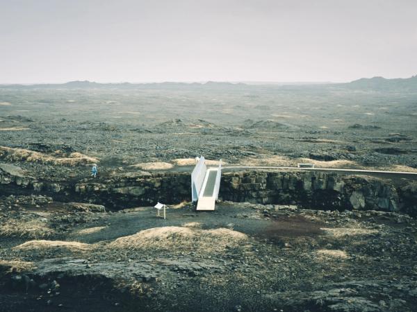una vista aérea de un paisaje desértico con un edificio en la distancia .